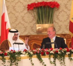 Su Majestad el Rey durante la intervención del Príncipe Heredero y Primer Viceprimer Ministro del Reino de Bahrein, Su Alteza Real el Príncipe Salman 